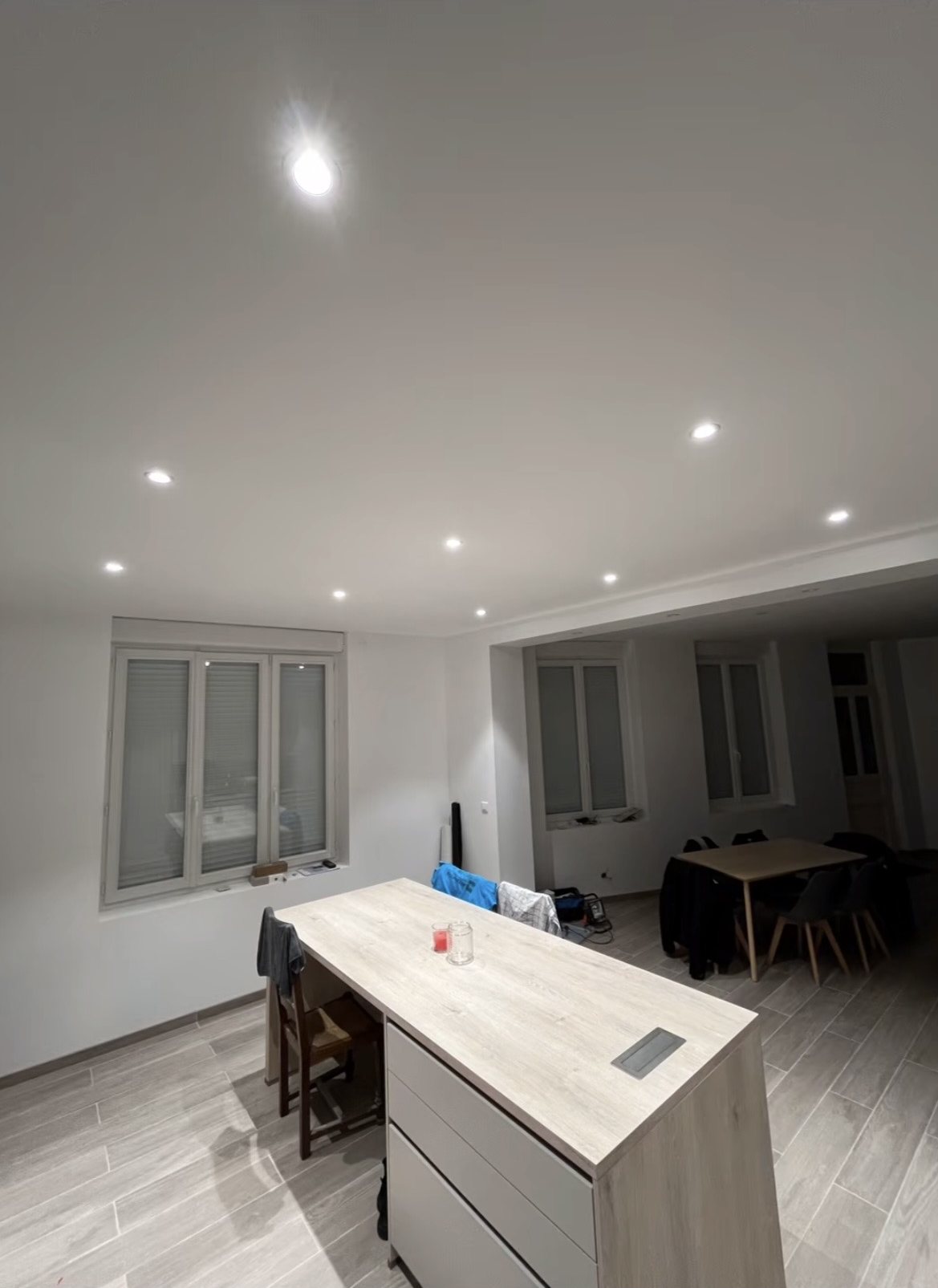 Séjour équipé de spots LED encastrés