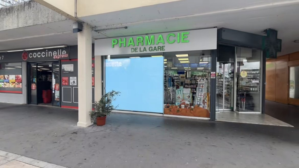 Écran LED en vitrine de la Pharmacie de la Gare
