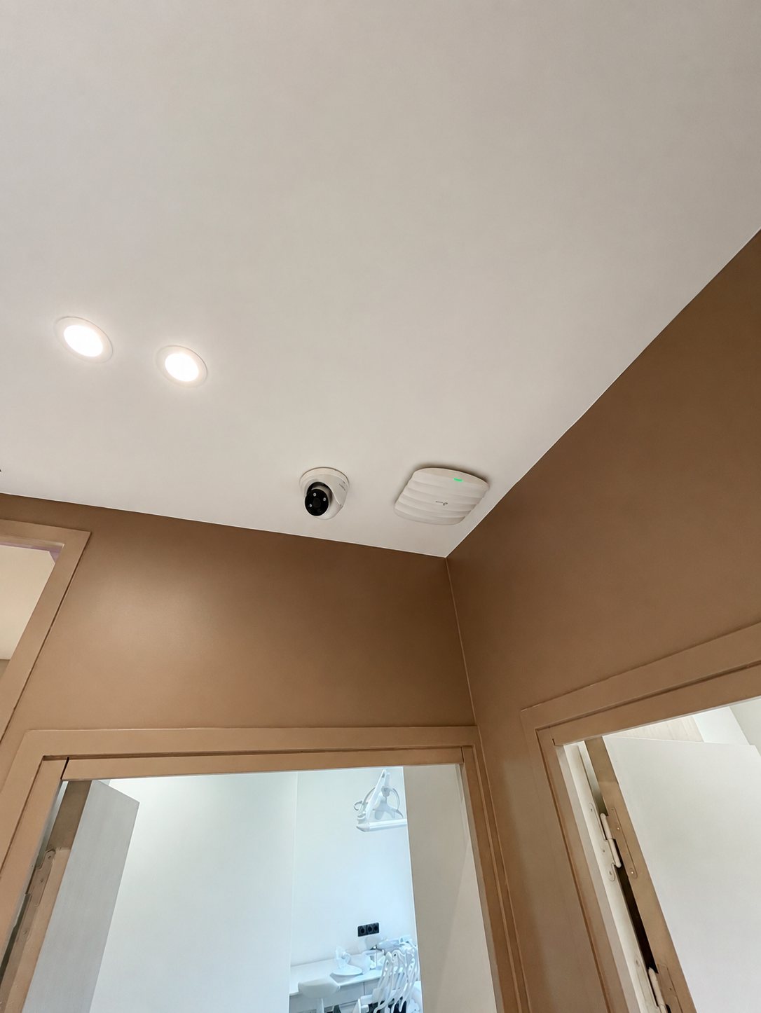 Caméra de vidéosurveillance et borne WiFi encastrées au plafond